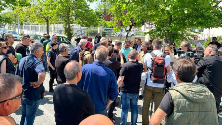 Κοζάνη: Διαμαρτυρία αγροτών και κτηνοτρόφων έξω από την Περιφέρεια Δυτικής Μακεδονίας