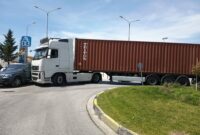 Κοζάνη: Σύγκρουση νταλίκας με αυτοκίνητο έξω από τον Βασιλόπουλο – Κυκλοφοριακή συμφόρηση στο σημείο