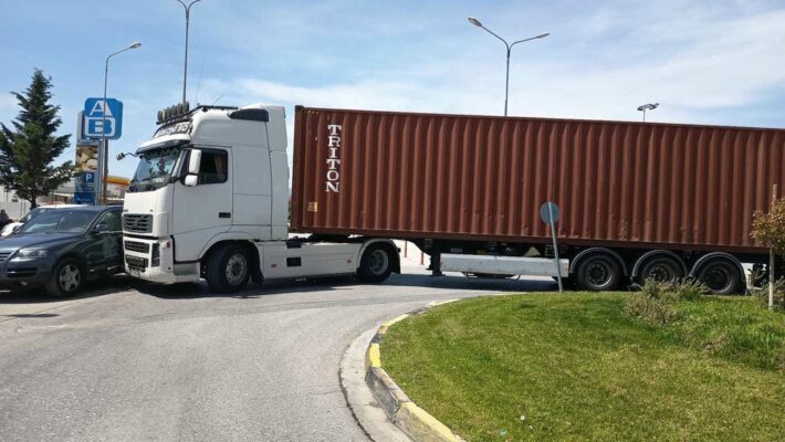 Κοζάνη: Σύγκρουση νταλίκας με αυτοκίνητο έξω από τον Βασιλόπουλο – Κυκλοφοριακή συμφόρηση στο σημείο