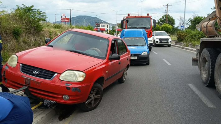 Βίντεο: Τροχαίο ατύχημα στην είσοδο της Κοζάνης: Αυτοκίνητο προσέκρουσε στα κιγκλιδώματα