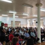 Γενικό πλάνο της αίθουσας εκδηλώσεων με το κοινό καθισμένο και τον χώρο του βήματος.