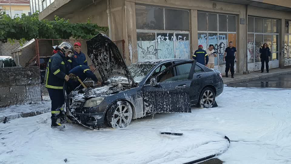 Βίντεο: Φωτιά σε αυτοκίνητο στην Κοζάνη – Ισχυρές Πυροσβεστικές και Αστυνομικές δυνάμεις στο σημείο