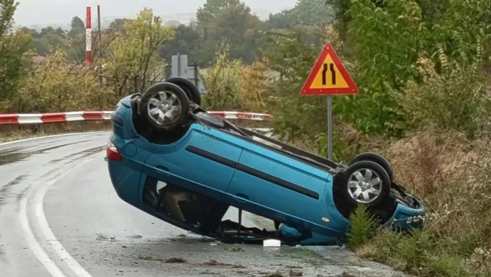 Χωρίς τέλος τα τροχαία στη στροφή του αεροδρομίου στην Κοζάνη – Νέο ατύχημα με ανατροπή οχήματος – Δείτε βίντεο και φωτογραφίες